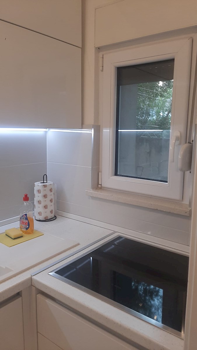 Dvosobno stanovanje v središču mesta – popolnoma prenovljeno in opremljeno