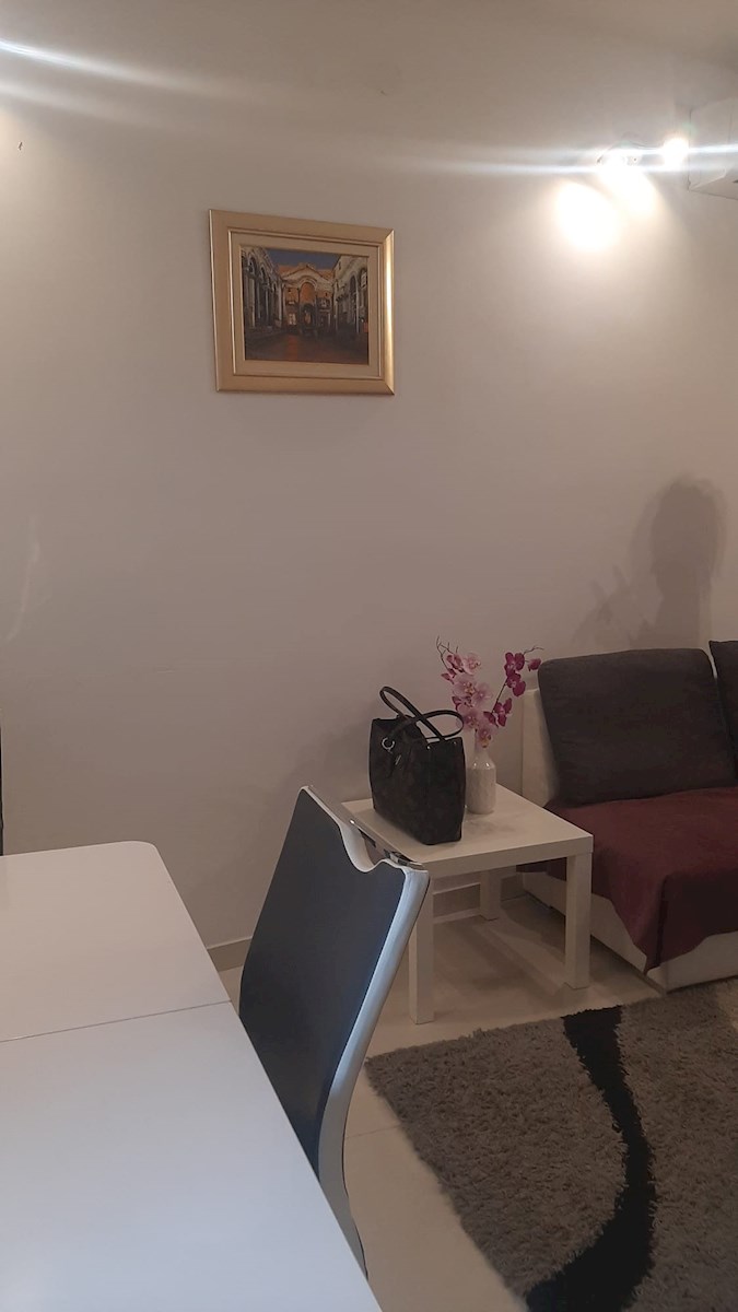 Dvosobno stanovanje v središču mesta – popolnoma prenovljeno in opremljeno