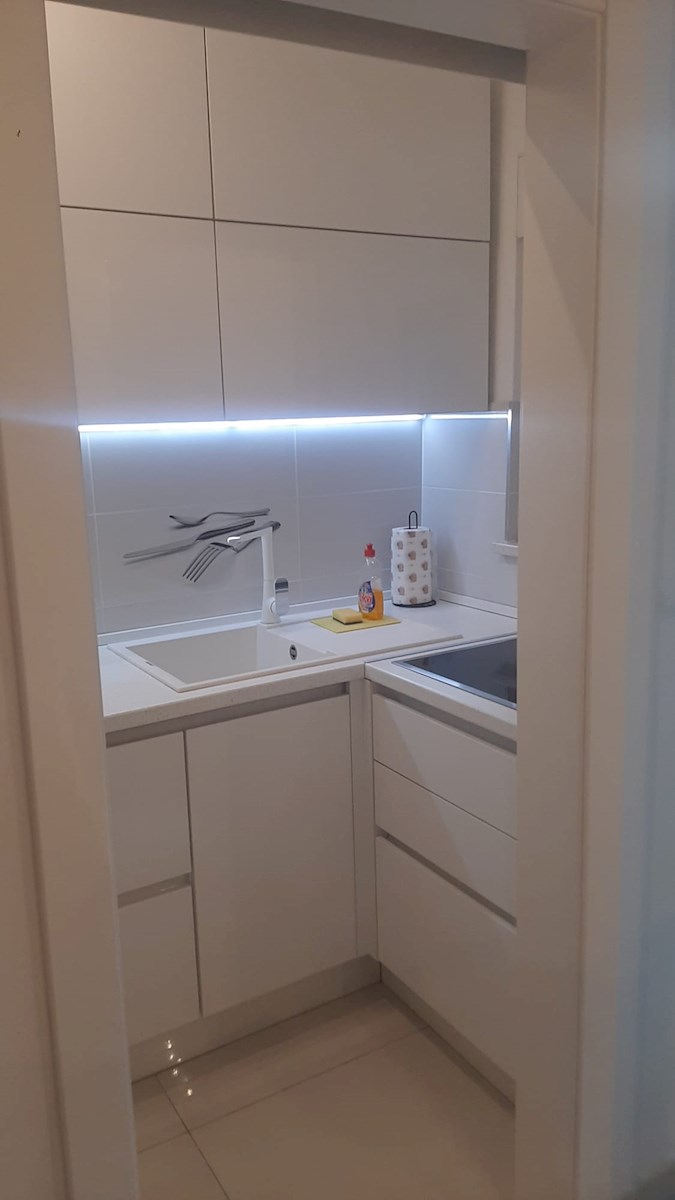 Dvosobno stanovanje v središču mesta – popolnoma prenovljeno in opremljeno