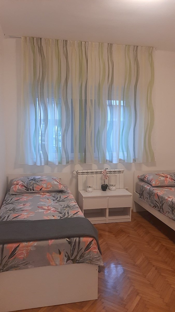 Dvosobno stanovanje v središču mesta – popolnoma prenovljeno in opremljeno