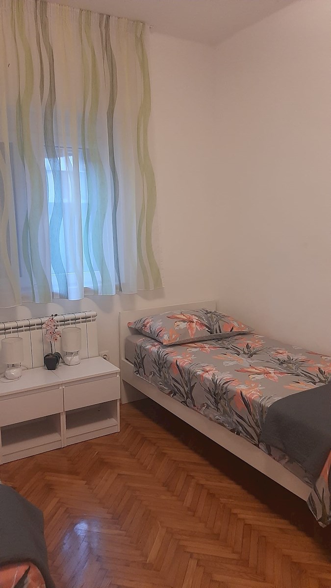 Dvosobno stanovanje v središču mesta – popolnoma prenovljeno in opremljeno