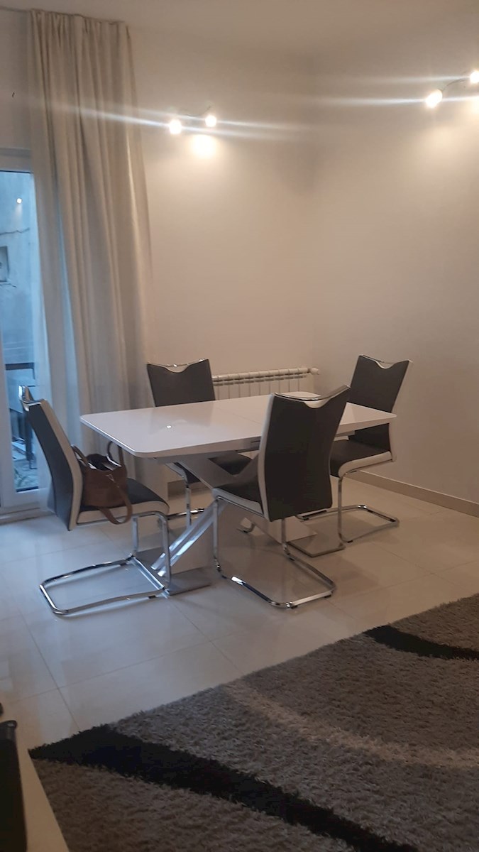 Dvosobno stanovanje v središču mesta – popolnoma prenovljeno in opremljeno