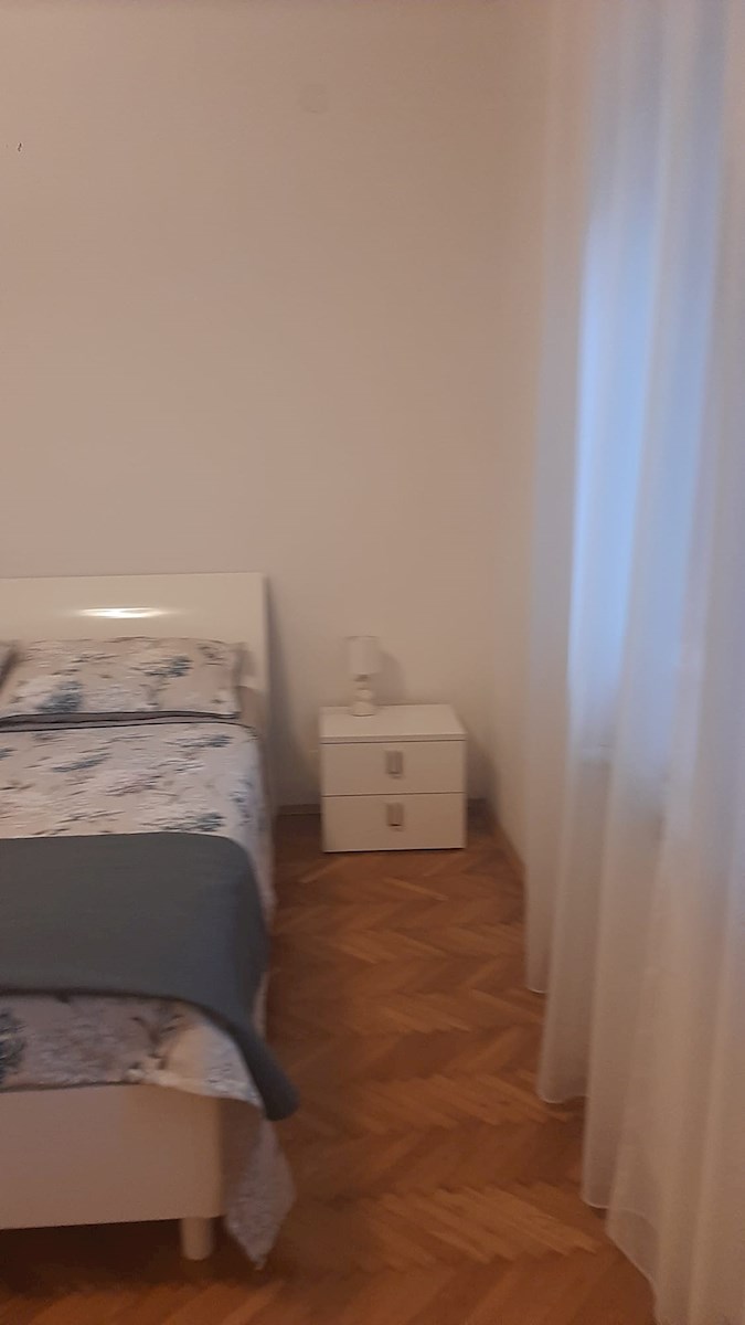 Dvosobno stanovanje v središču mesta – popolnoma prenovljeno in opremljeno