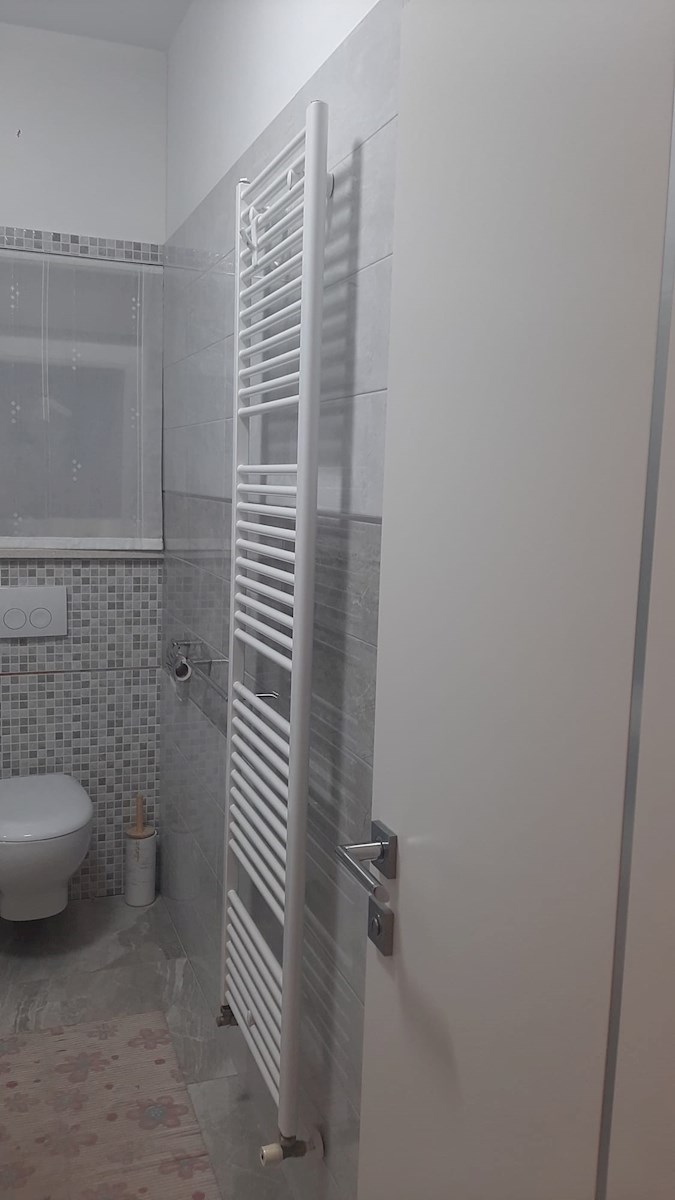 Dvosobno stanovanje v središču mesta – popolnoma prenovljeno in opremljeno