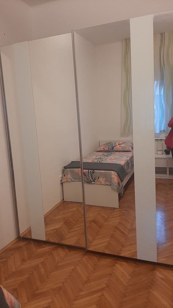 Dvosobno stanovanje v središču mesta – popolnoma prenovljeno in opremljeno