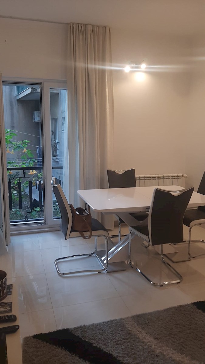 Dvosobno stanovanje v središču mesta – popolnoma prenovljeno in opremljeno