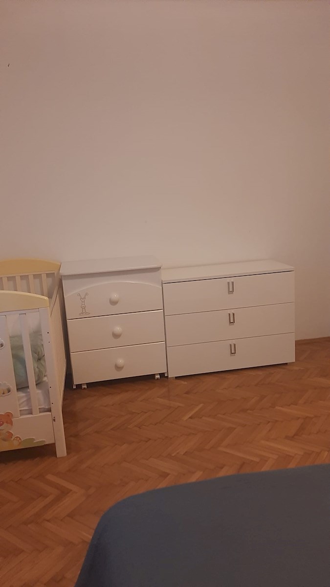 Dvosobno stanovanje v središču mesta – popolnoma prenovljeno in opremljeno