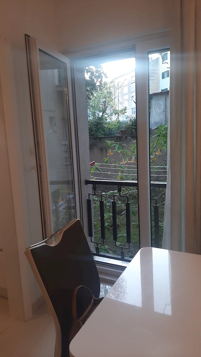 Dvosobno stanovanje v središču mesta – popolnoma prenovljeno in opremljeno