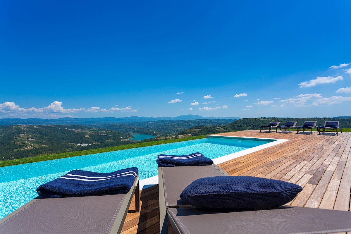 Istra: nagrajena vila z oljčnim nasadom in 5 ha zemlje