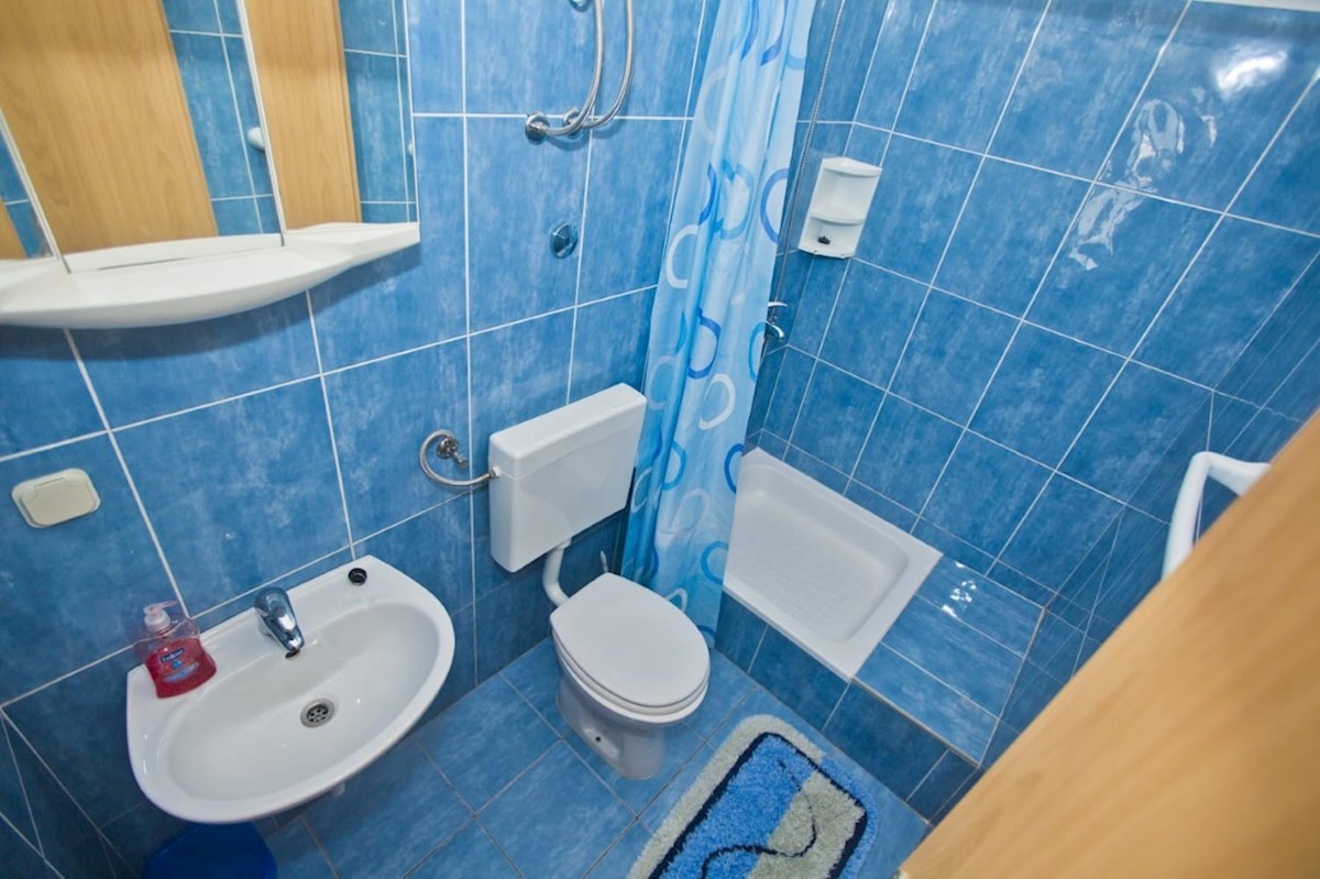 Hvar: dva studio apartmana v prizemlju kuće