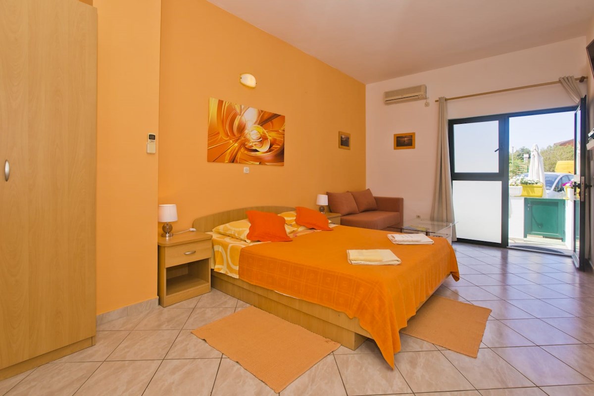 Hvar: dva studio apartmana v prizemlju kuće