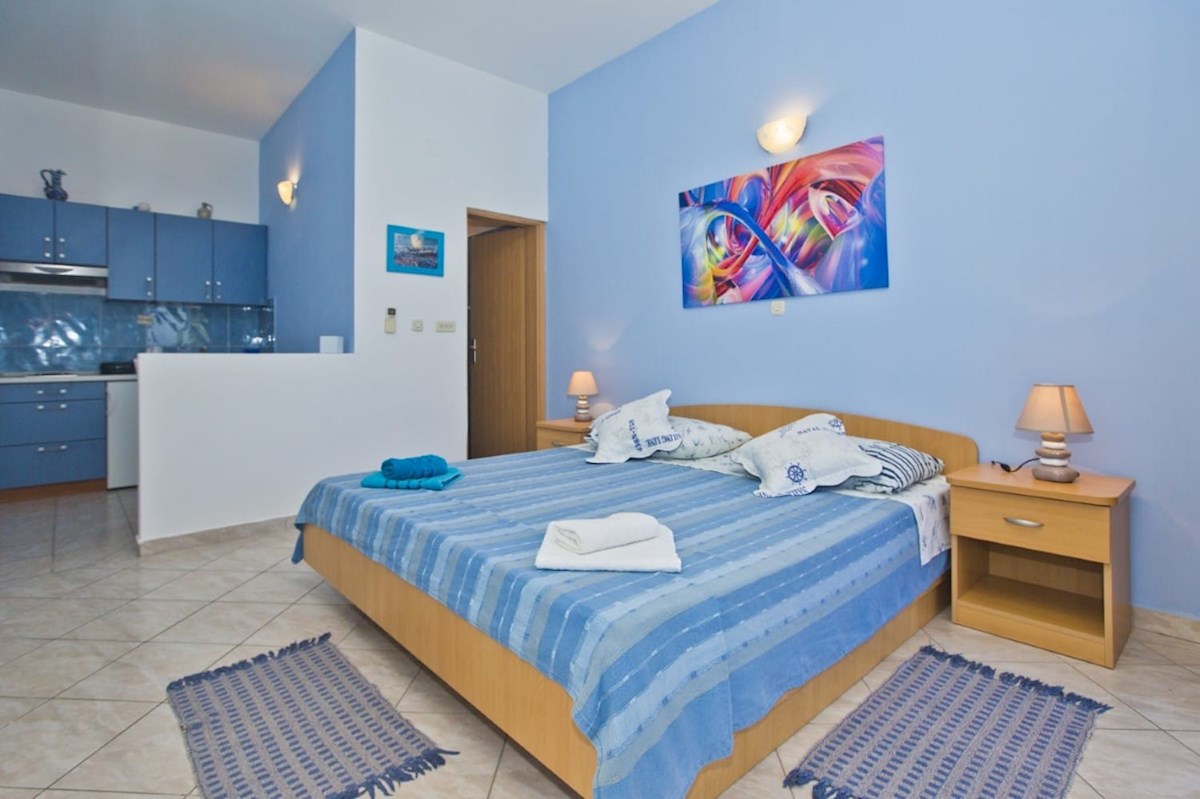 Hvar: dva studio apartmana v prizemlju kuće