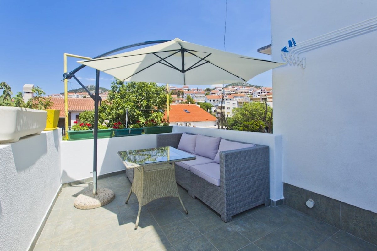 Hvar: dva studio apartmana v prizemlju kuće