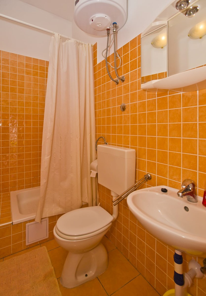 Hvar: dva studio apartmana v prizemlju kuće