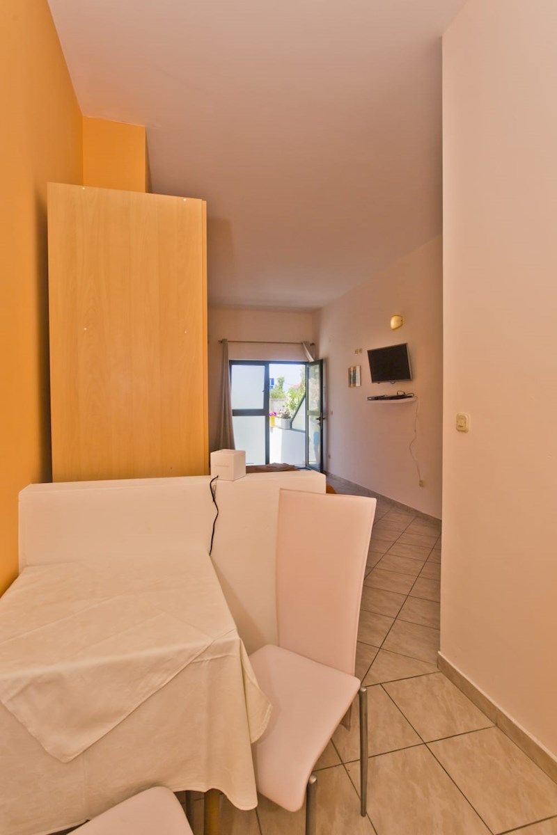 Hvar: dva studio apartmana v prizemlju kuće