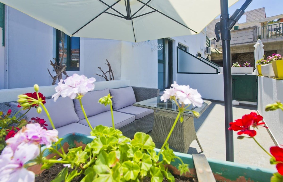 Hvar: dva studio apartmana v prizemlju kuće