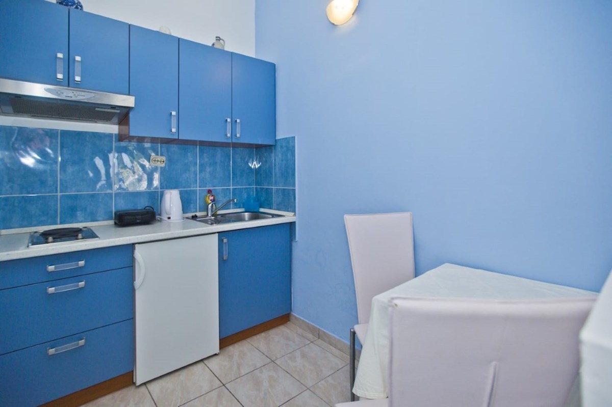 Hvar: dva studio apartmana v prizemlju kuće