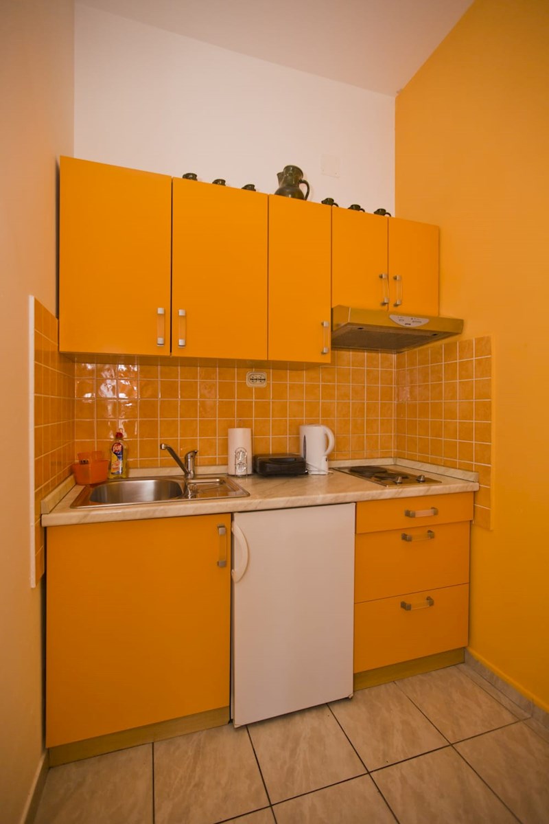 Hvar: dva studio apartmana v prizemlju kuće