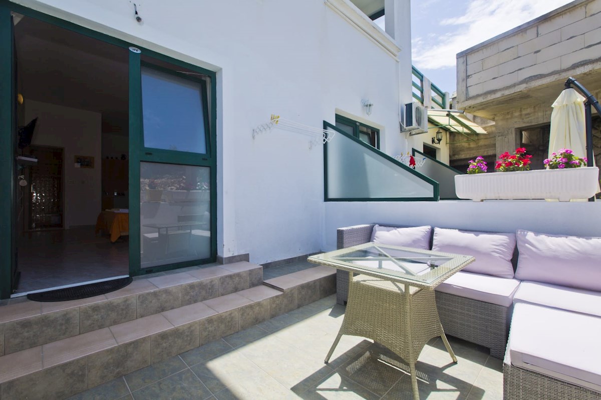 Hvar: dva studio apartmana v prizemlju kuće