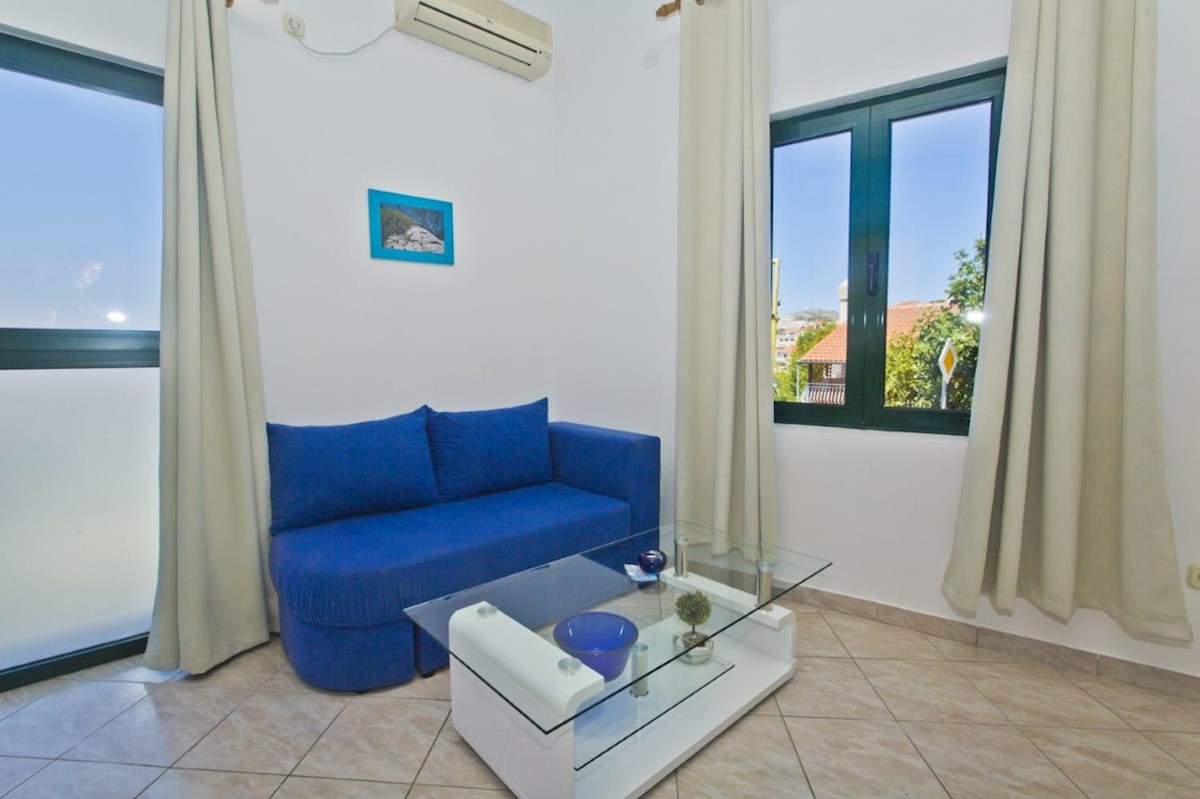 Hvar: dva studio apartmana v prizemlju kuće