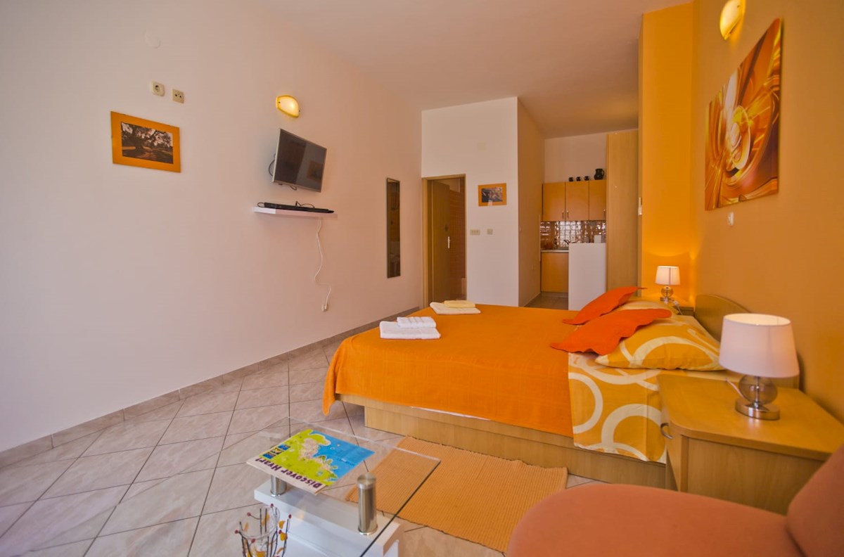 Hvar: dva studio apartmana v prizemlju kuće