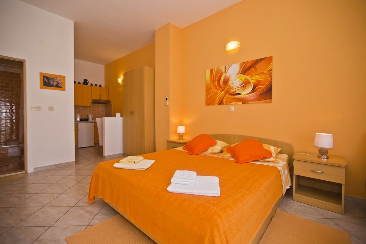Hvar: dva studio apartmana v prizemlju kuće