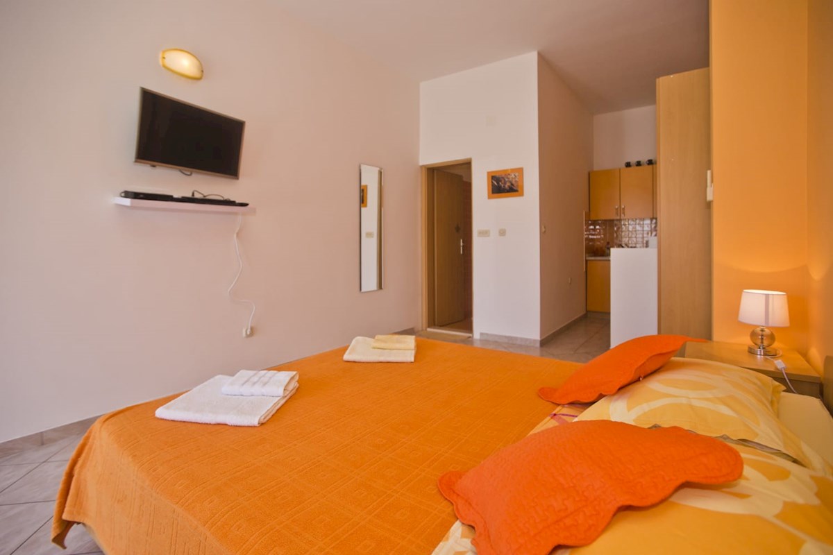 Hvar: dva studio apartmana v prizemlju kuće