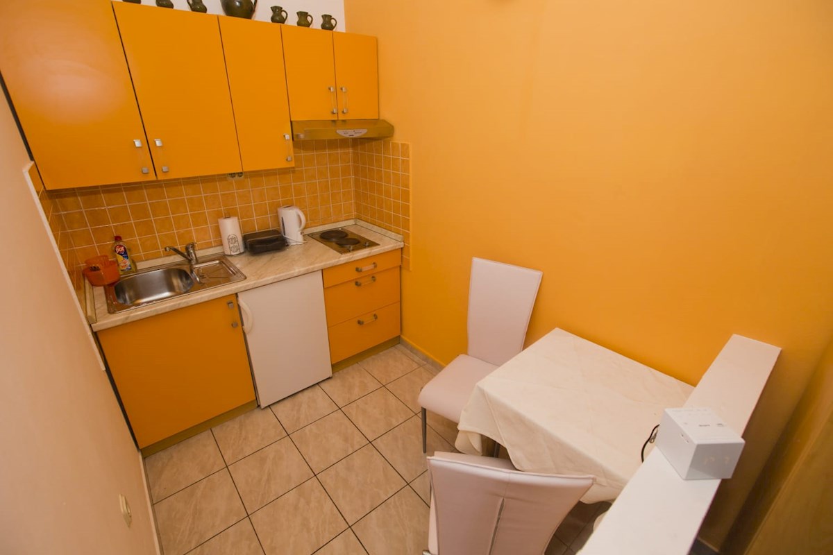 Hvar: dva studio apartmana v prizemlju kuće