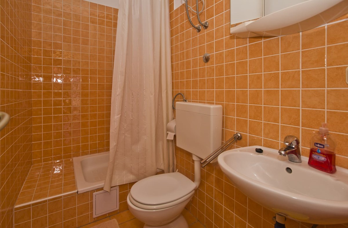 Hvar: dva studio apartmana v prizemlju kuće