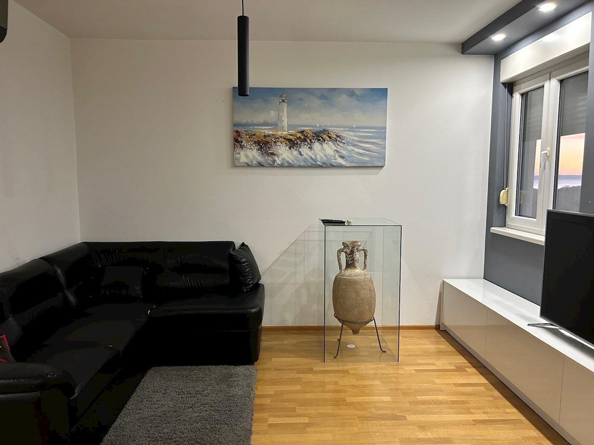 Split: Žnjan - dvosobni apartma s pogledom na morje in parkirnim mestom