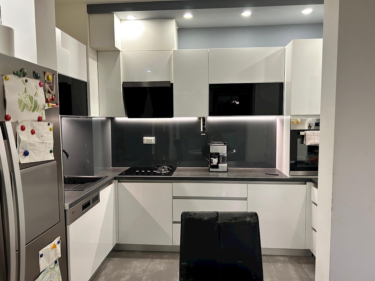 Split: Žnjan - dvosobni apartma s pogledom na morje in parkirnim mestom