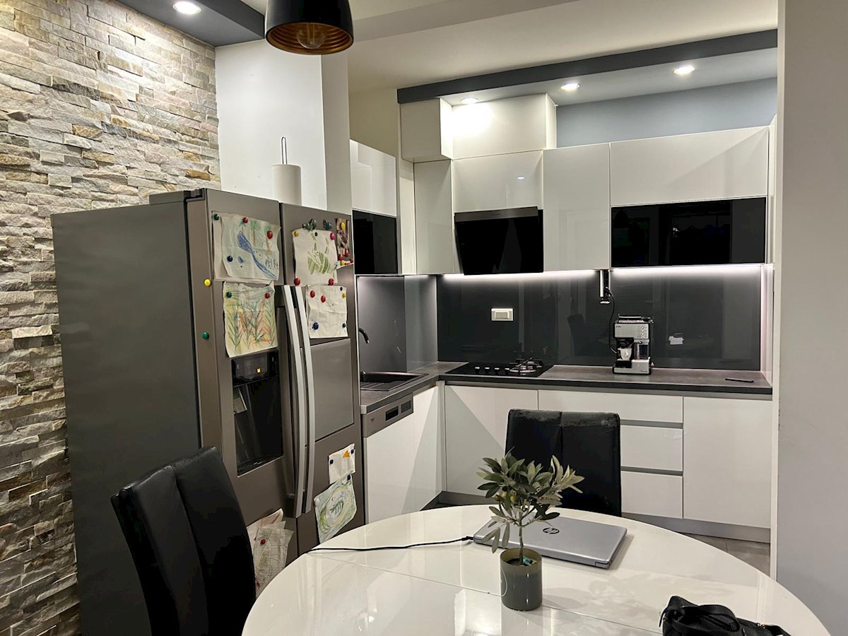 Split: Žnjan - dvosobni apartma s pogledom na morje in parkirnim mestom