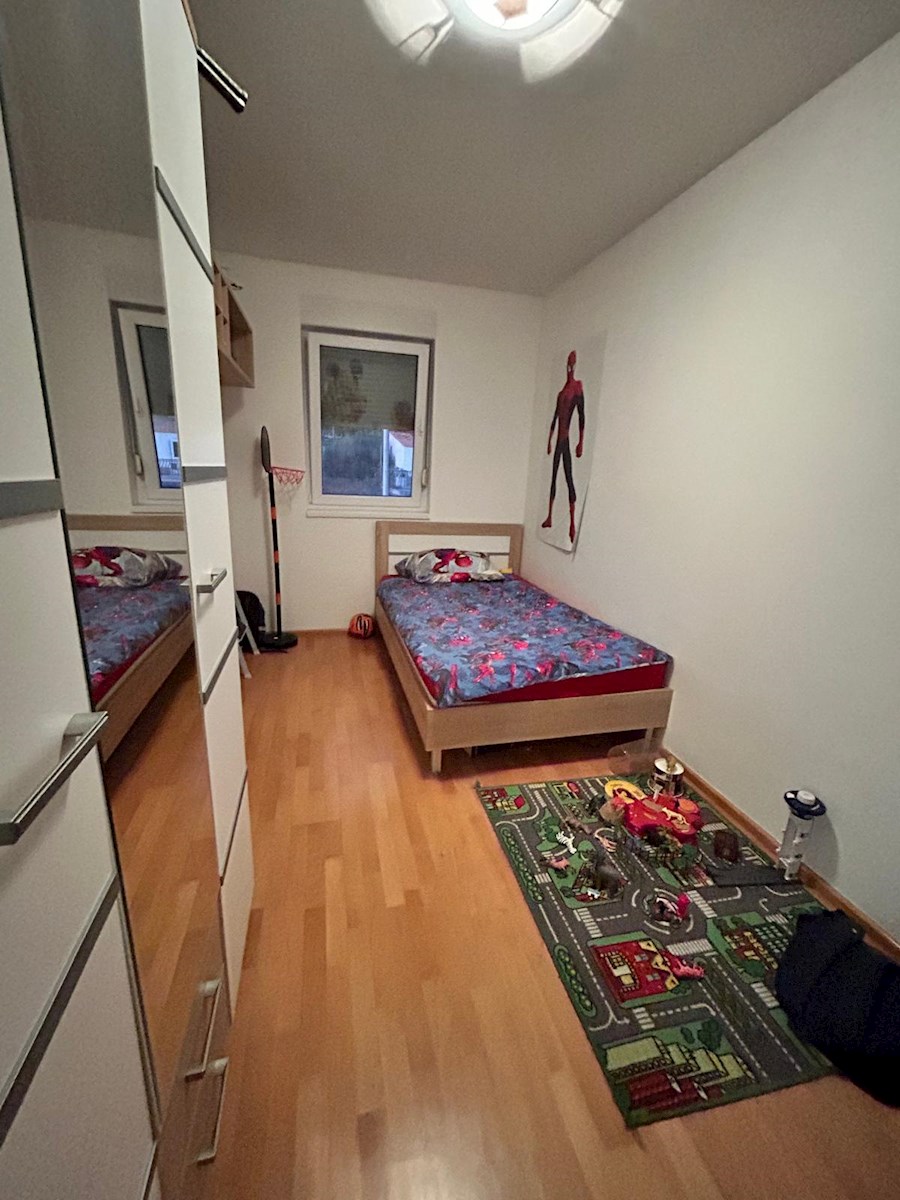 Split: Žnjan - dvosobni apartma s pogledom na morje in parkirnim mestom