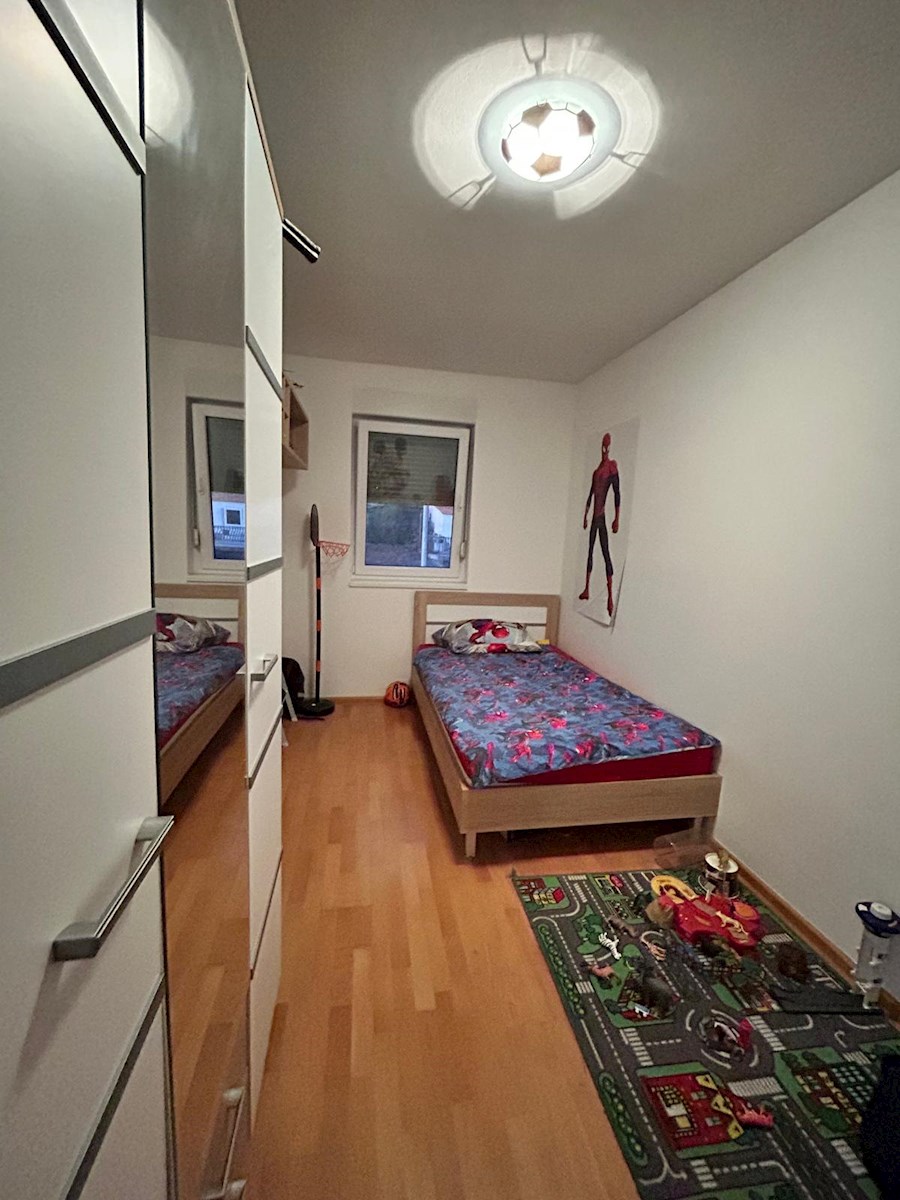 Split: Žnjan - dvosobni apartma s pogledom na morje in parkirnim mestom