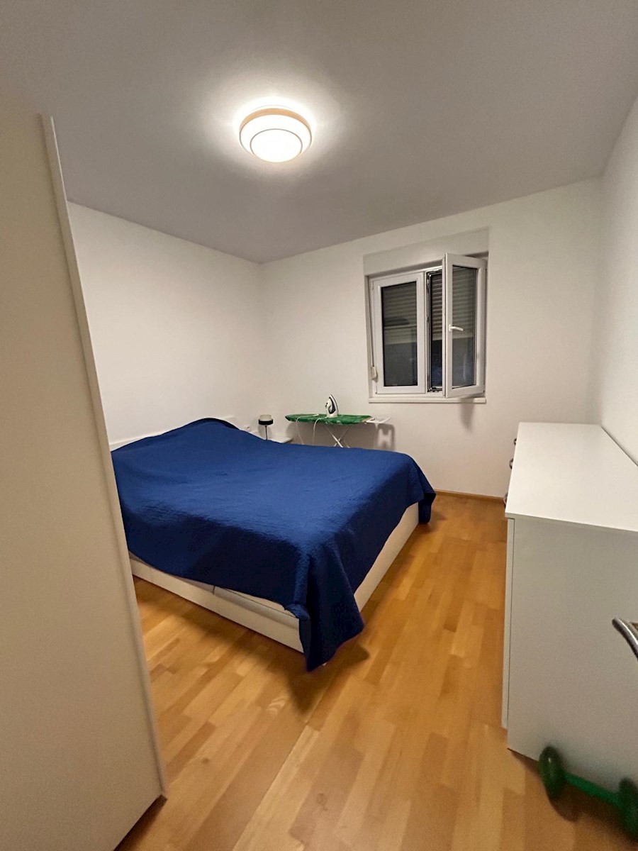 Split: Žnjan - dvosobni apartma s pogledom na morje in parkirnim mestom