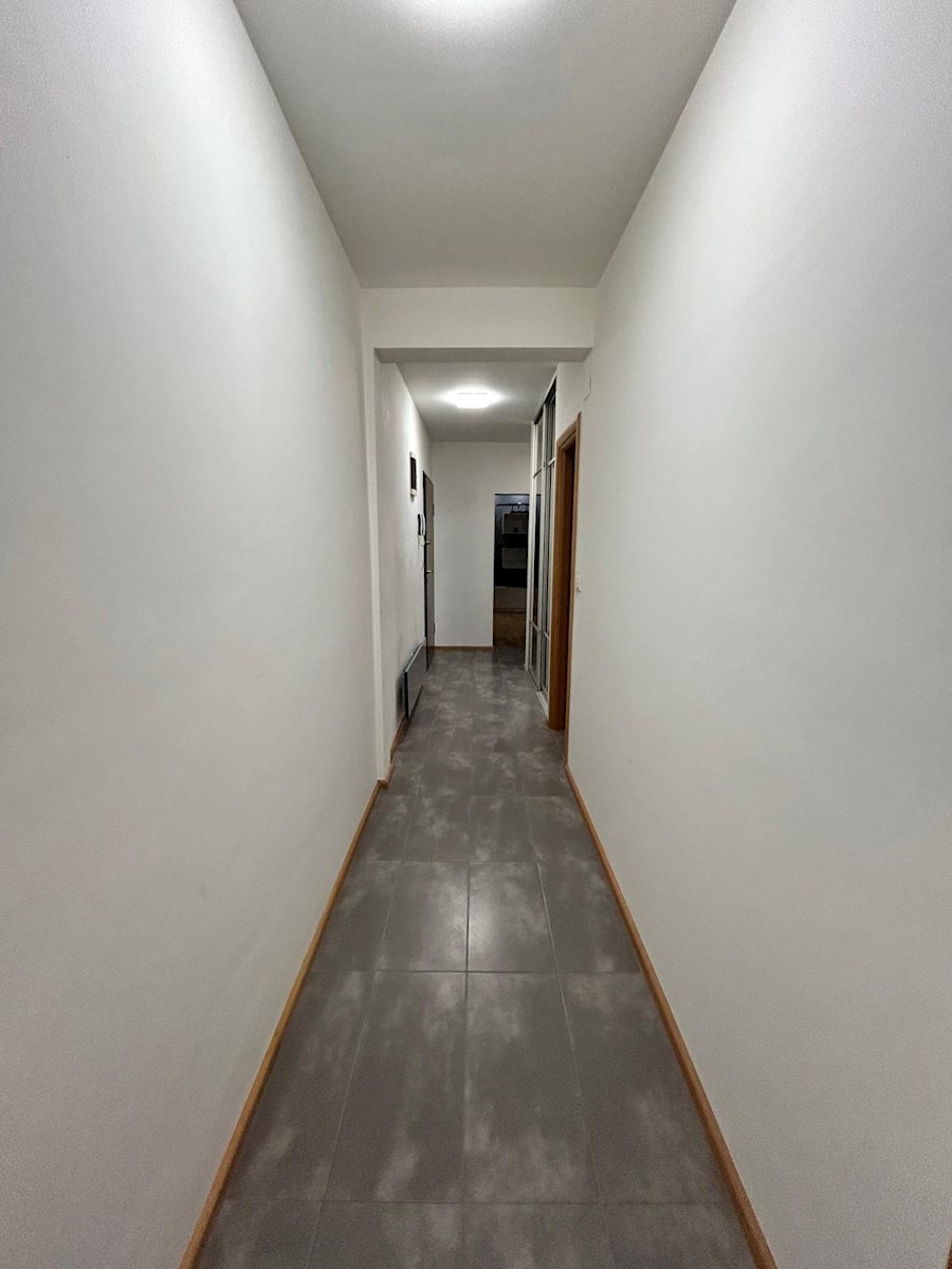 Split: Žnjan - dvosobni apartma s pogledom na morje in parkirnim mestom