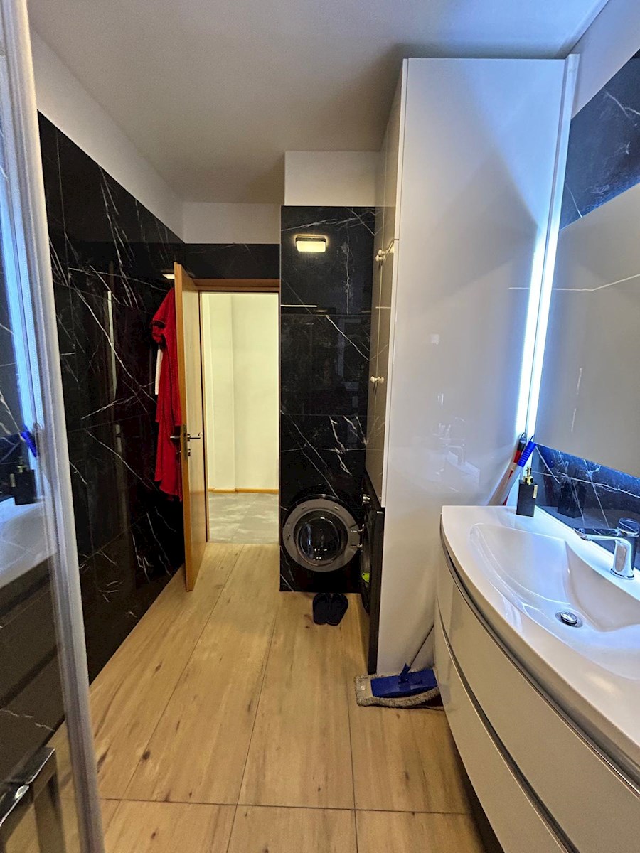 Split: Žnjan - dvosobni apartma s pogledom na morje in parkirnim mestom