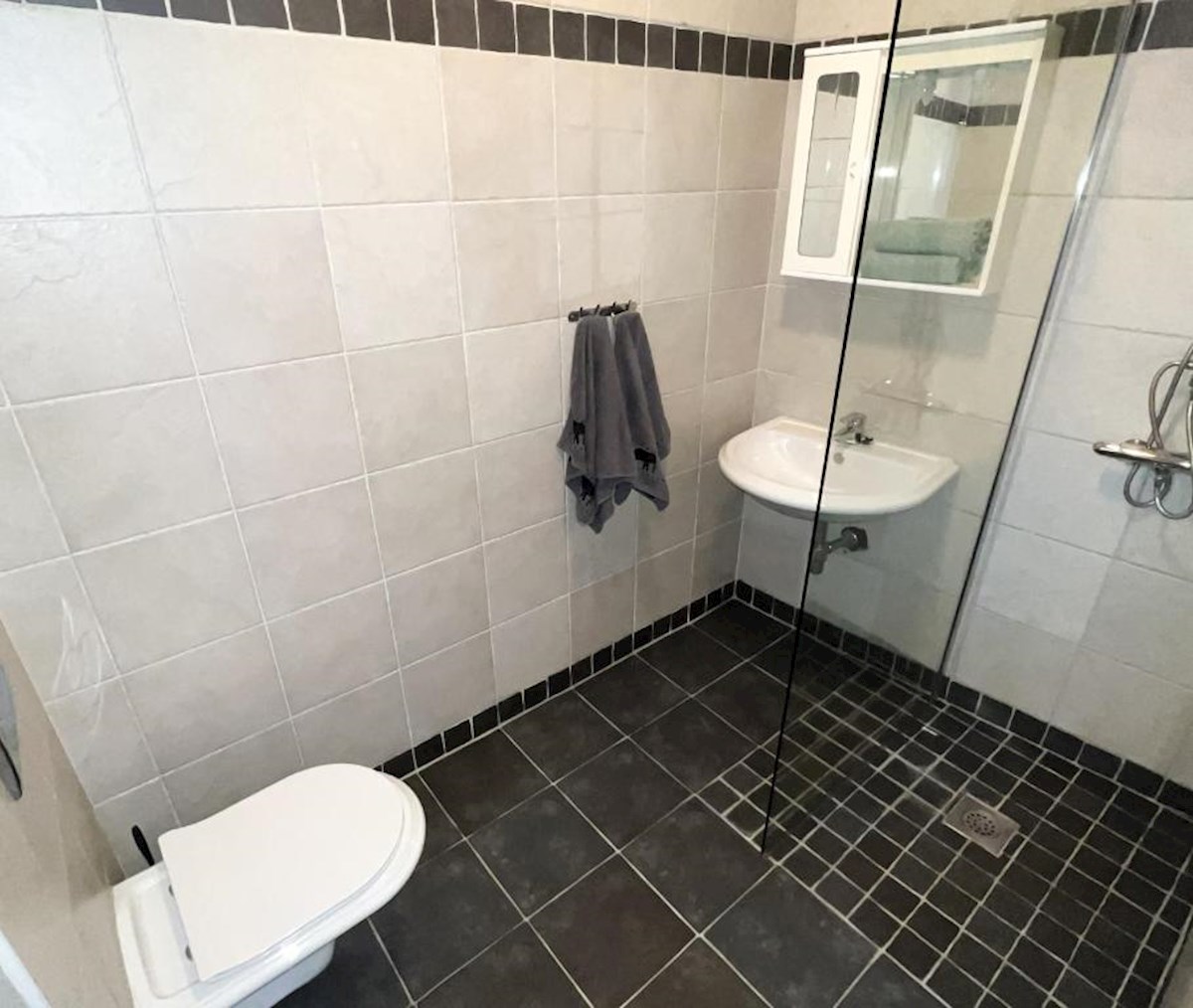Hiša z več apartmaji, vrtom in parkiriščem v središču Baške Vode