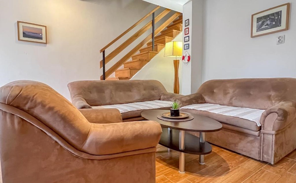 Hiša z več apartmaji, vrtom in parkiriščem v središču Baške Vode