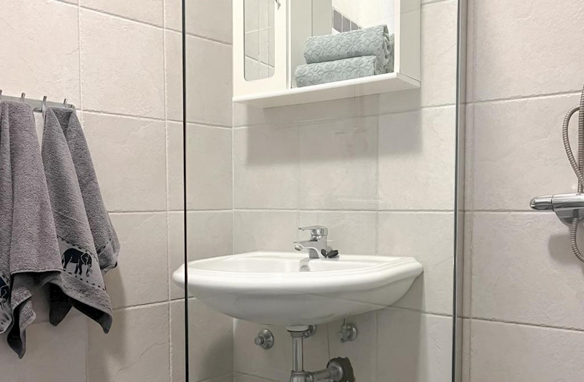 Hiša z več apartmaji, vrtom in parkiriščem v središču Baške Vode
