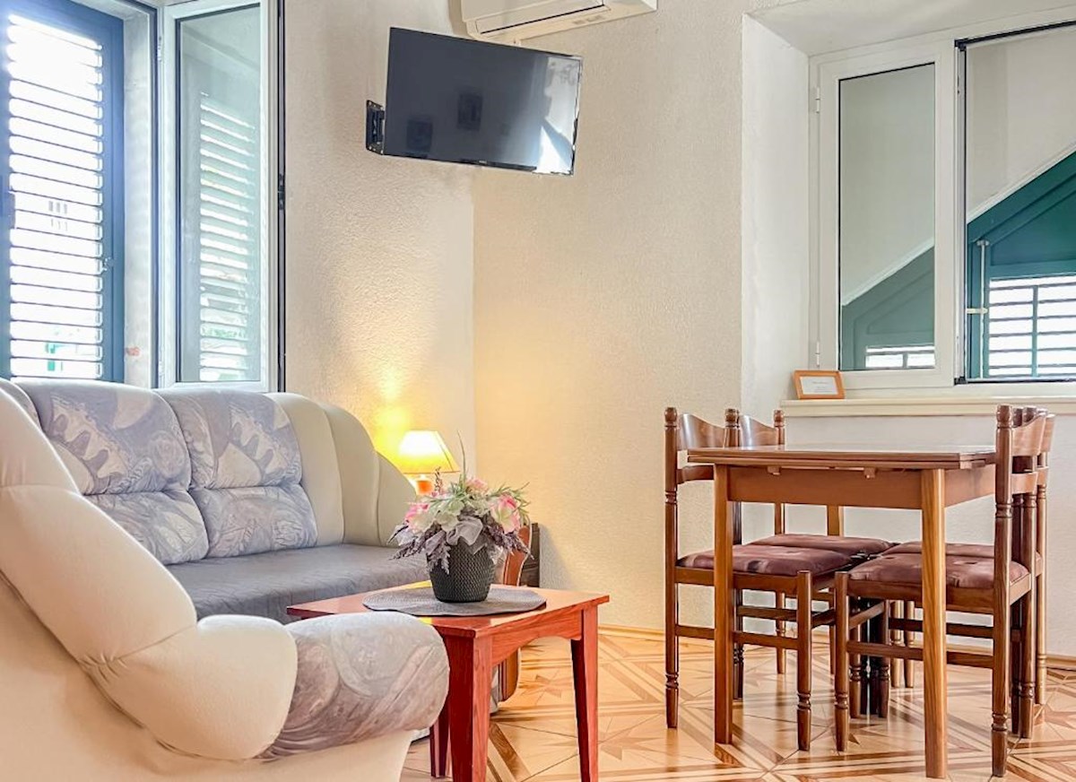 Hiša z več apartmaji, vrtom in parkiriščem v središču Baške Vode