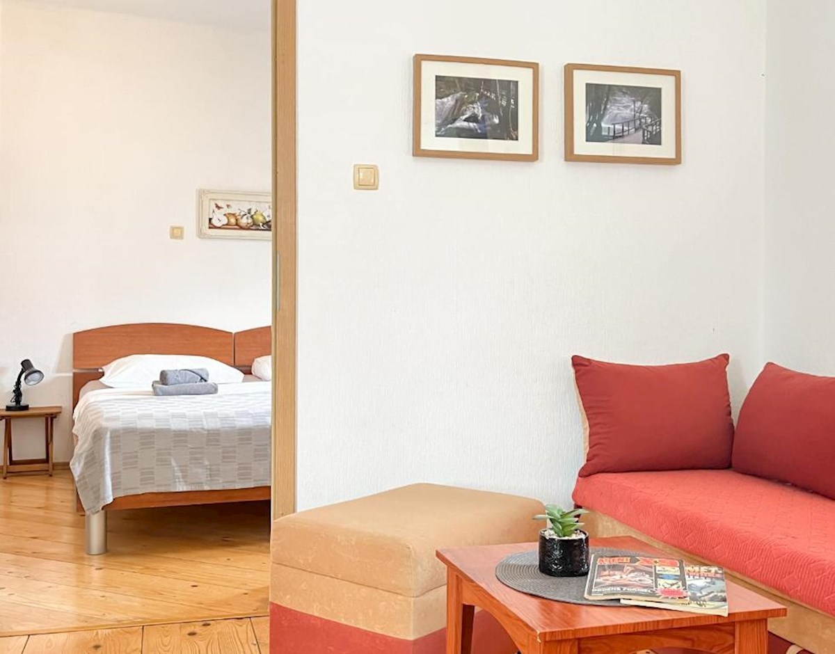 Hiša z več apartmaji, vrtom in parkiriščem v središču Baške Vode