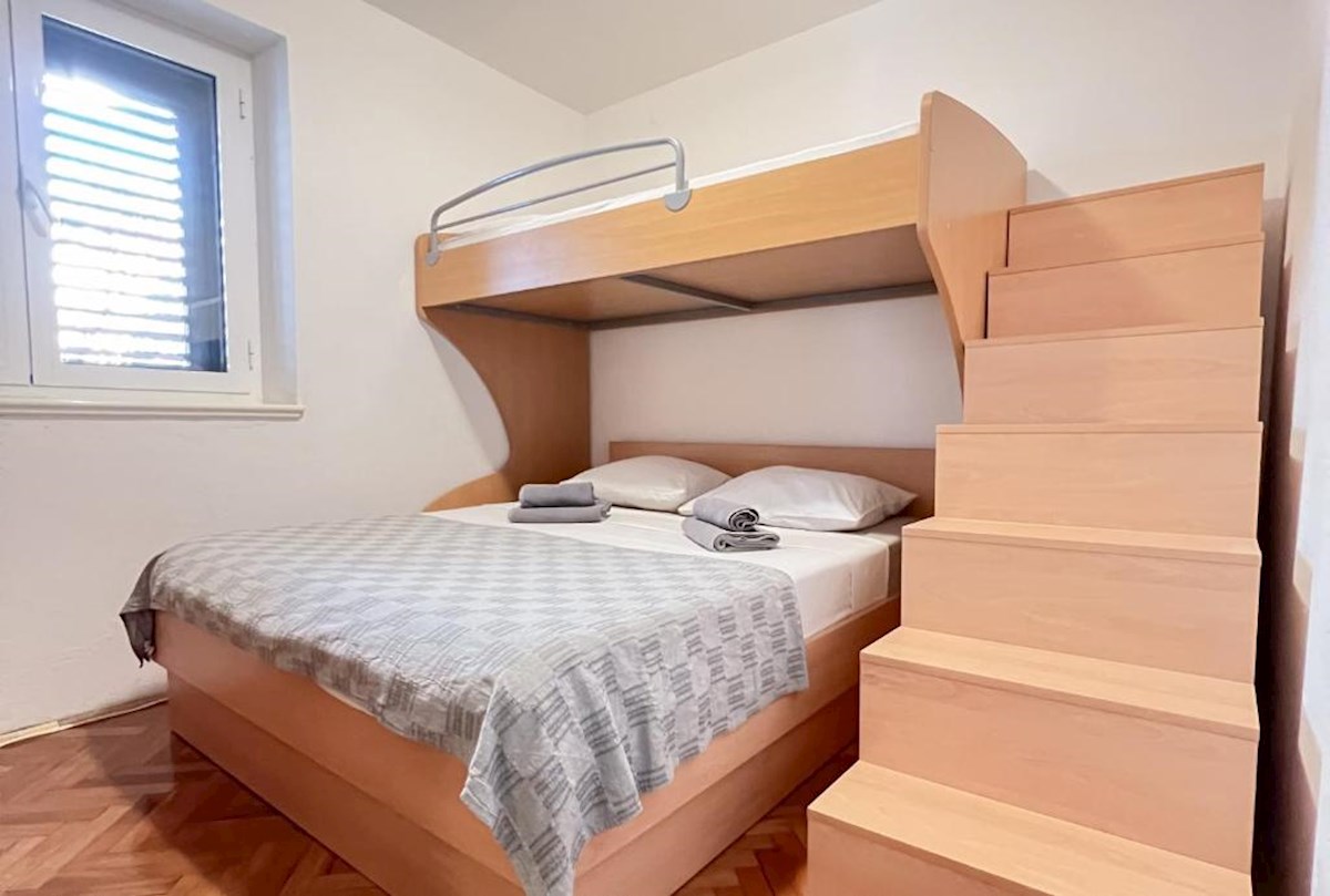 Hiša z več apartmaji, vrtom in parkiriščem v središču Baške Vode