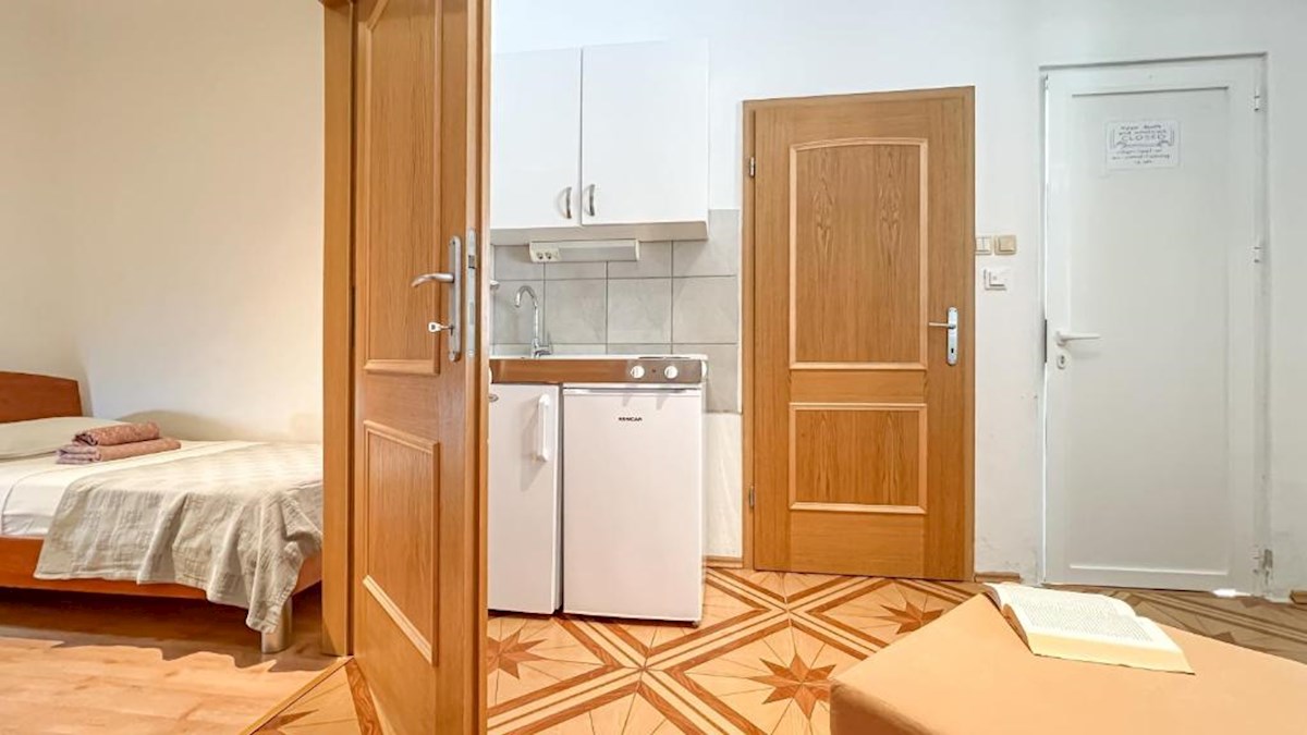 Hiša z več apartmaji, vrtom in parkiriščem v središču Baške Vode