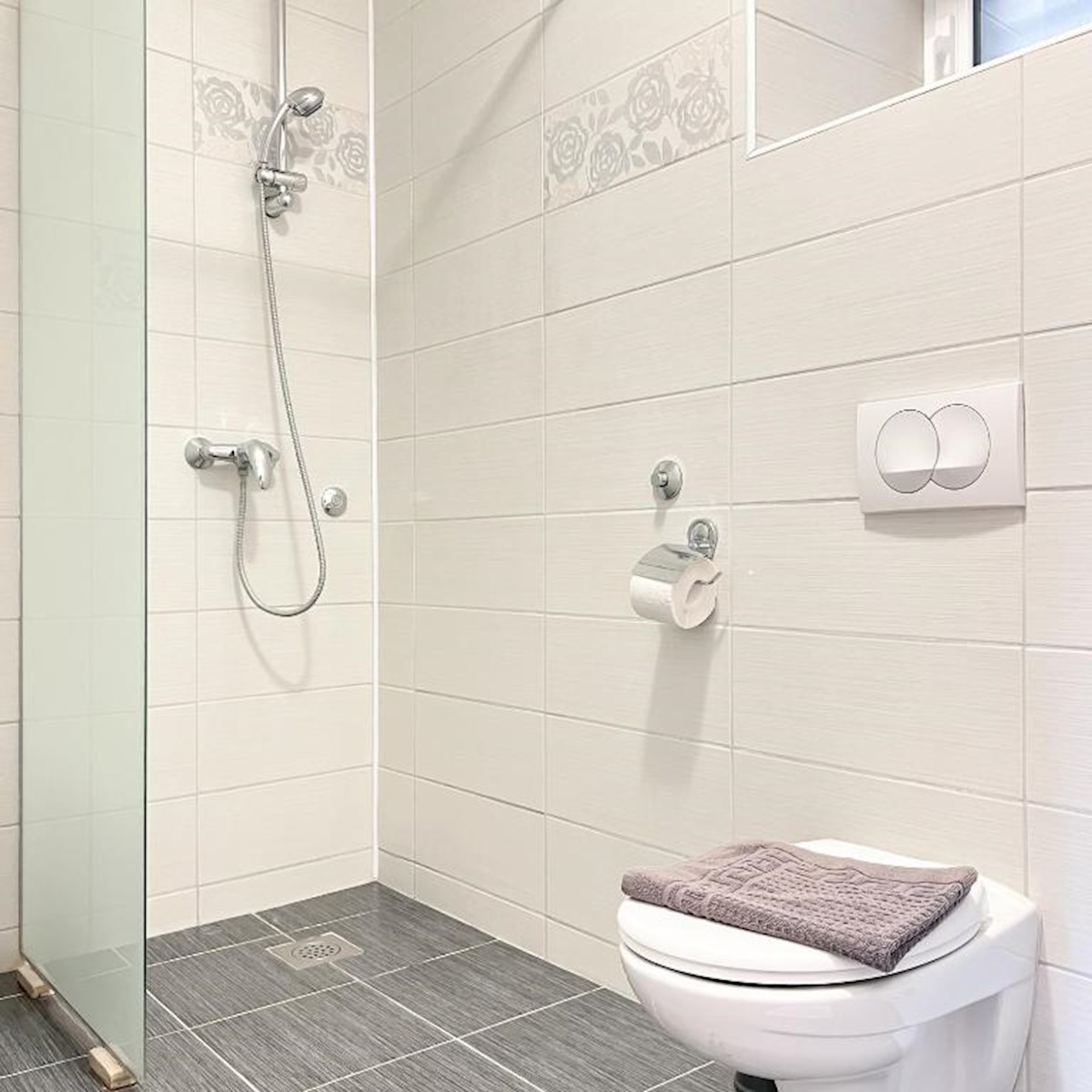 Hiša z več apartmaji, vrtom in parkiriščem v središču Baške Vode