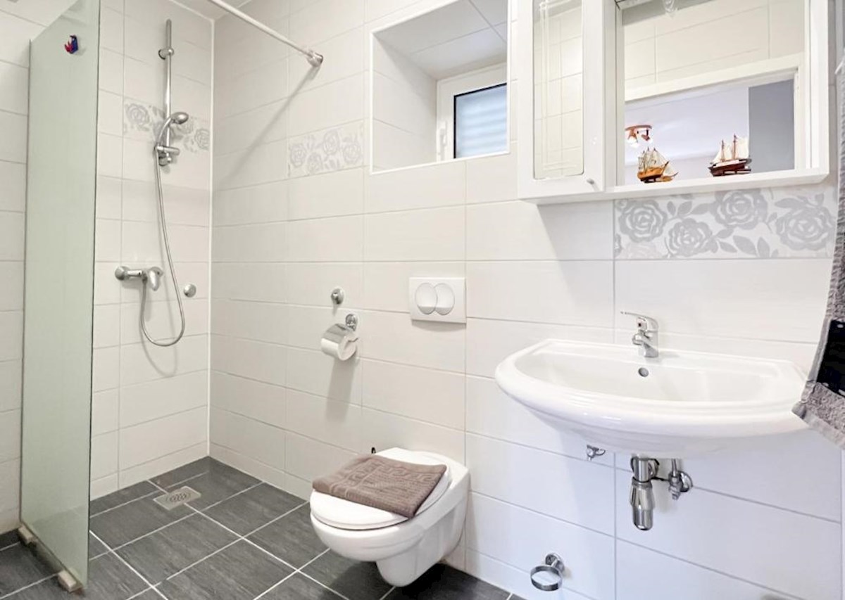 Hiša z več apartmaji, vrtom in parkiriščem v središču Baške Vode