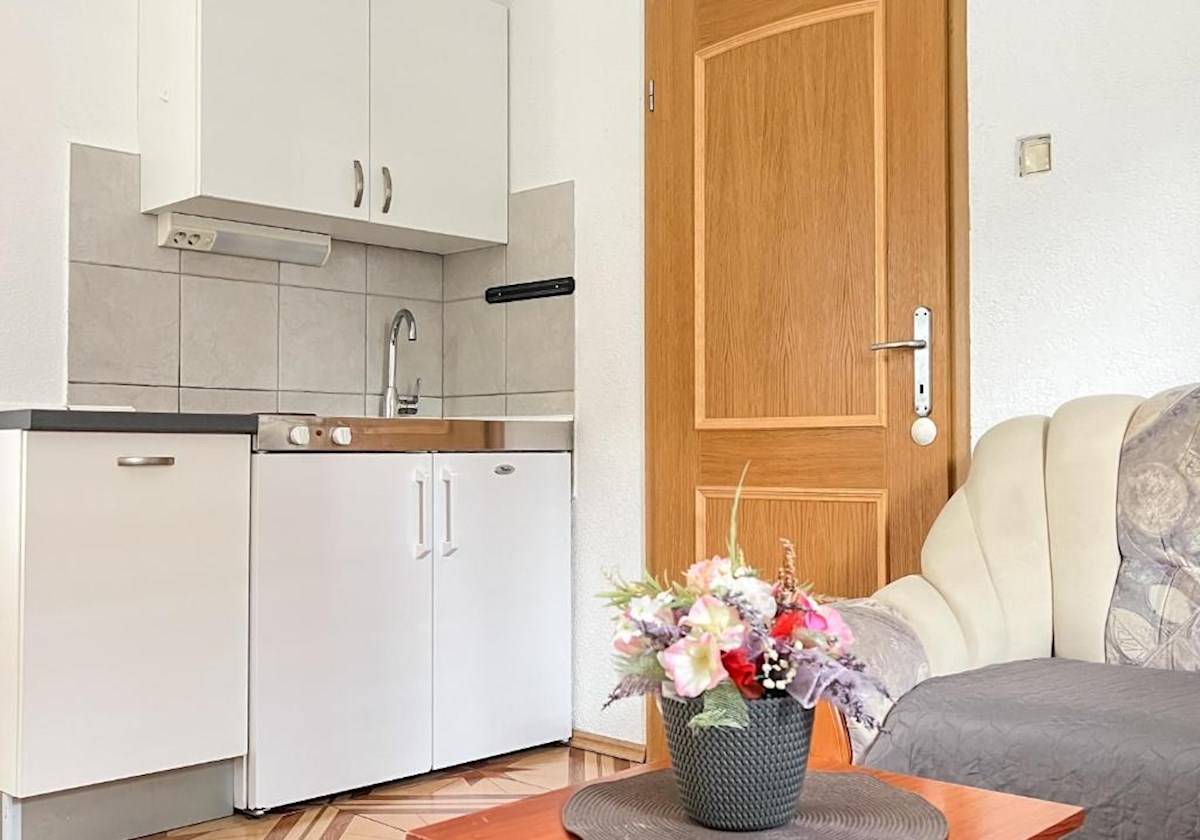 Hiša z več apartmaji, vrtom in parkiriščem v središču Baške Vode