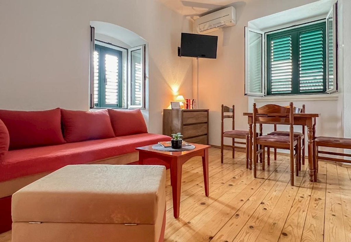Hiša z več apartmaji, vrtom in parkiriščem v središču Baške Vode
