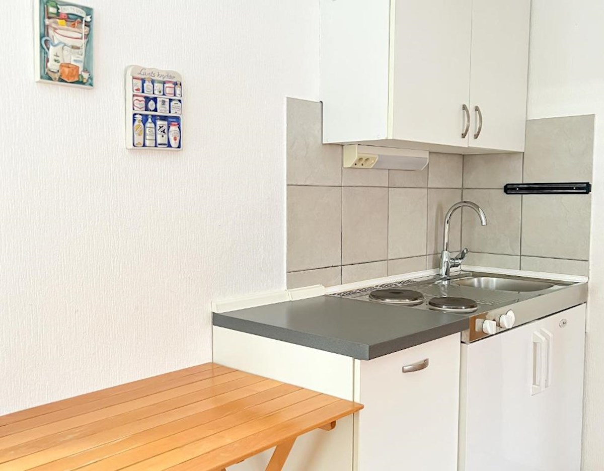 Hiša z več apartmaji, vrtom in parkiriščem v središču Baške Vode