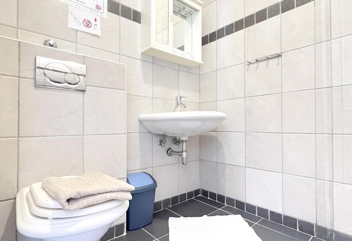 Hiša z več apartmaji, vrtom in parkiriščem v središču Baške Vode